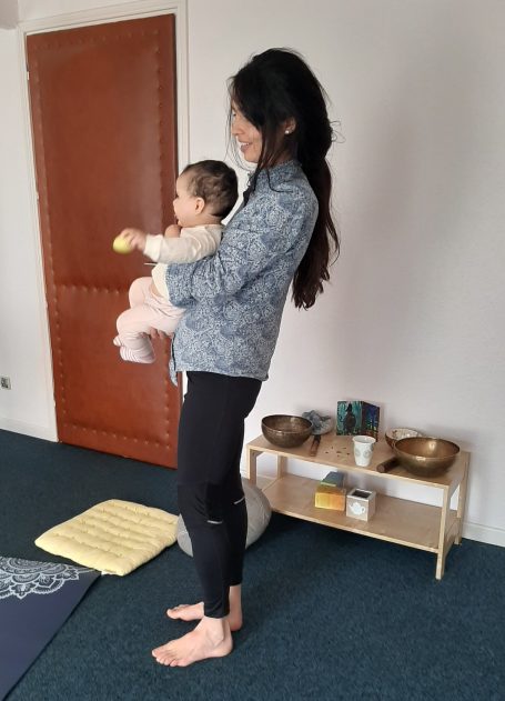 position debout typique de la jeune maman avec le dos cambré