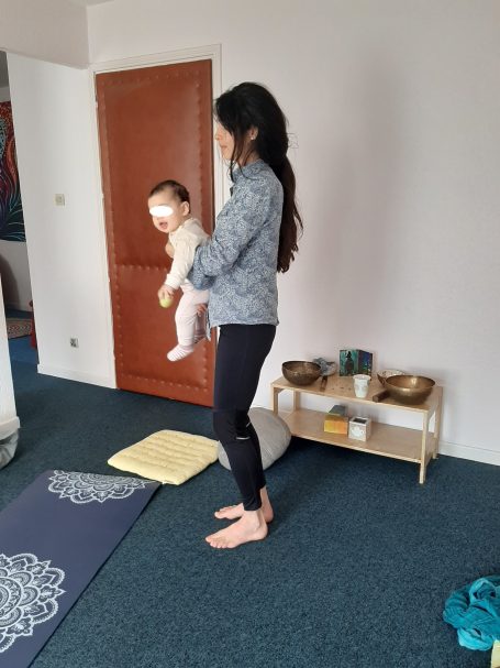 position debout corrigée avec bébé dans les bras