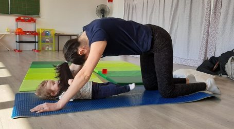 dos rond avec bébé